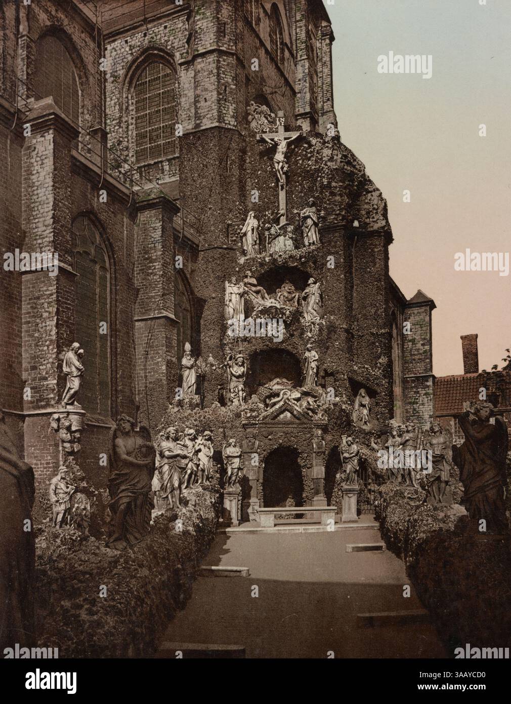 Stampa fotocromatica d'epoca del Calvario all'esterno della Chiesa di San Paolo ad Anversa, Belgio. Foto Stock