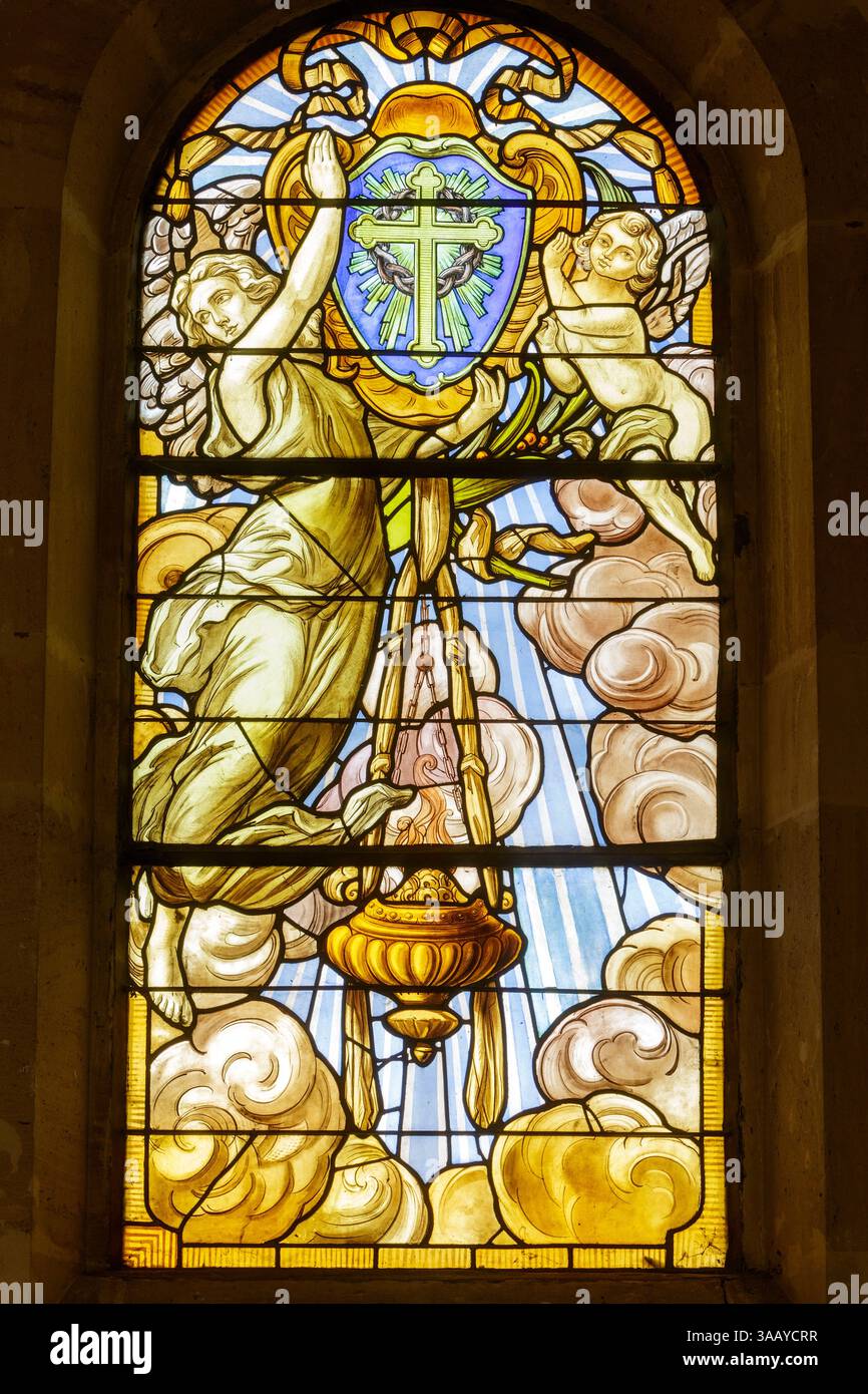Francia, Meurthe et Moselle, Vittonville, Notre Dame de l'Assomption (nostra Signora dell'Assunta) chiesa ricostruita tra il 1920 e il 1924 dagli architetti Louis Janiaud e Emile Geny dopo la sua distruzione durante la prima guerra mondiale, vetrate realizzate nel 1924 dal maestro vetraio di Nancy Jacques Gruber che rappresenta la passione di Gesù Cristo con la corona di spine e la croce come simboli brillanti, sotto un bruciatore di incenso con fumo Foto Stock