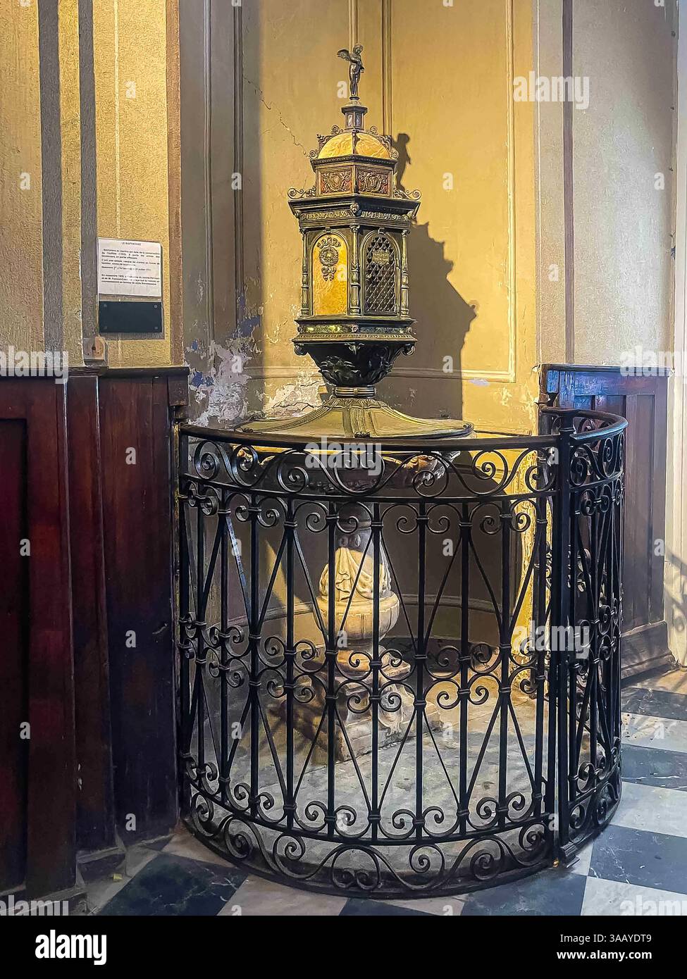 Ajaccio, Corsica, Francia 8 luglio 2024: Cattedrale Notre-Dame de l'Assomption, il famoso fonte battesimale Foto Stock