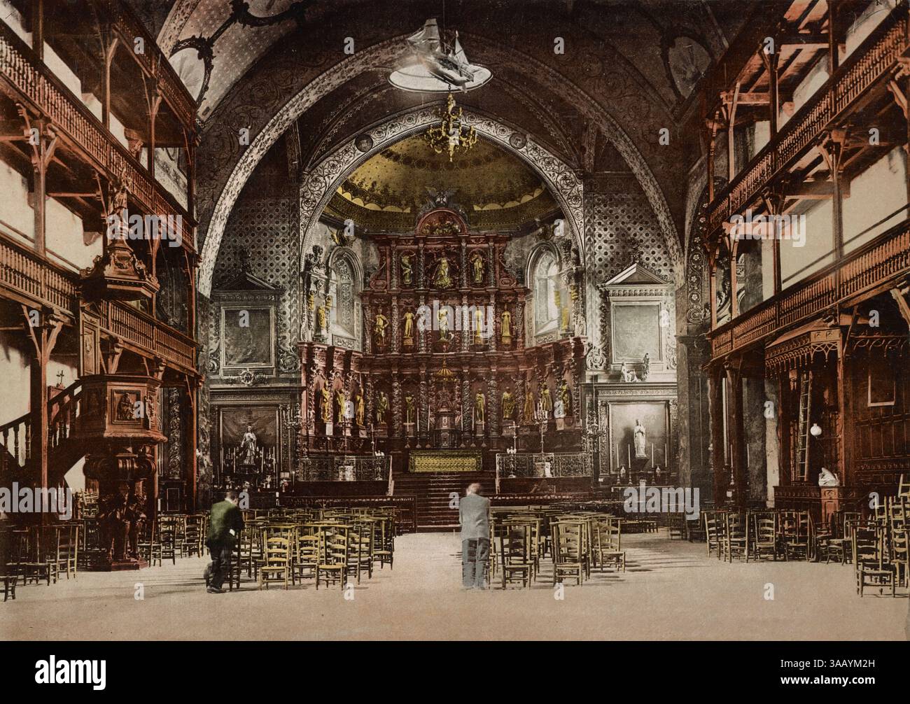 Stampa fotocromatica vintage dell'interno della chiesa di Saint-Jean-de-Luz in Francia. Foto Stock