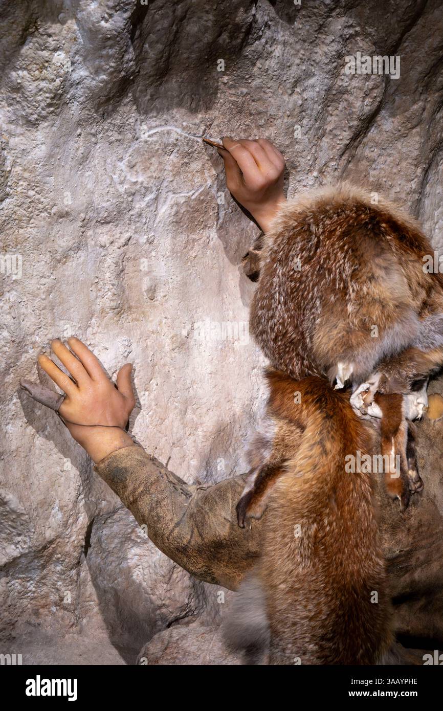Francia, Alpes de Haute Provence, Parc Naturel Régional du Verdon, Quinson, Museo delle Gole del Verdon Preistoria progettato dall'architetto Norman Foster, ricostituzione del bisonte inciso di Ségriès risalente al Paleolitico superiore (15000 a.C.) Foto Stock