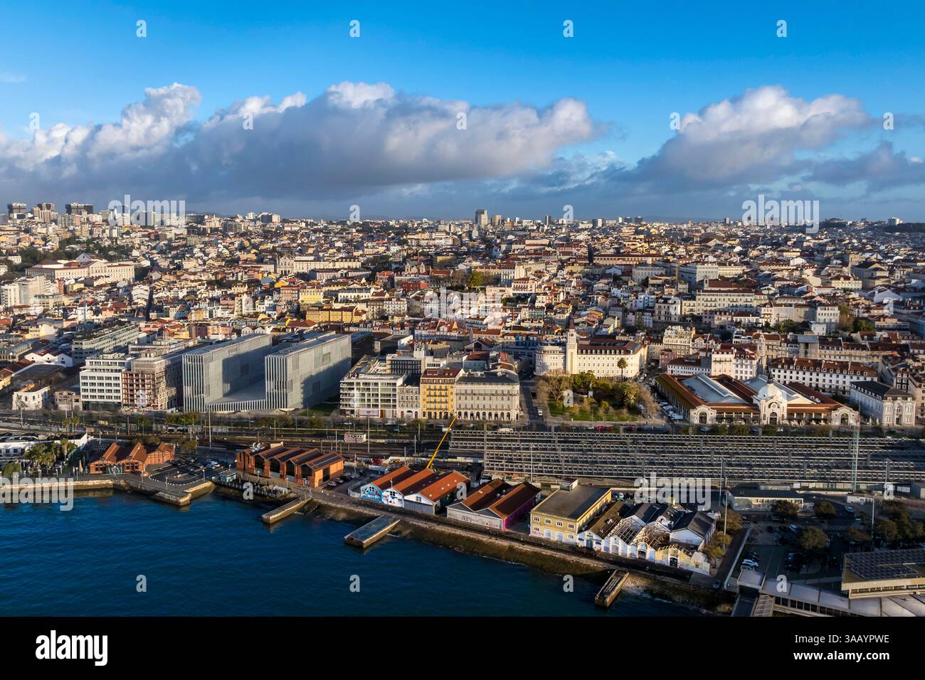Portogallo, Lisbona, quartiere di San Paolo ai piedi di Bairro alto, sullo sfondo a sinistra il Palazzo Sao Bento che ospita l'Assemblea della Repubblica portoghese, in primo piano a destra il Mercado da Ribeira (mercato di Timeout Lisboa) (vista aerea) Foto Stock