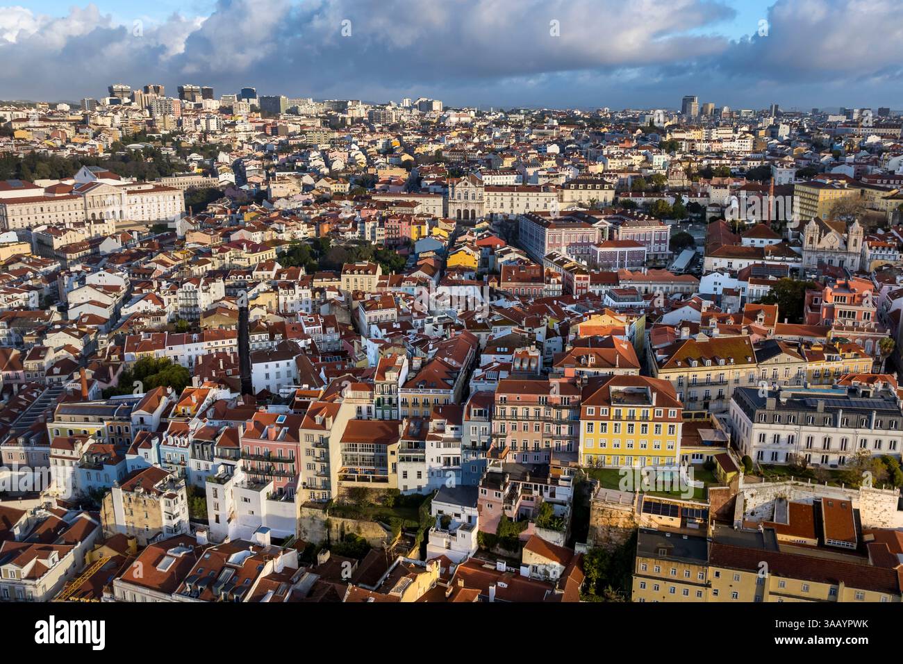 Portogallo, Lisbona, distretto di Misericordia a ovest di Bairro alto, a sinistra il Palazzo Sao Bento che ospita l'Assemblea della Repubblica portoghese, al centro la chiesa Igreja de Nossa Senhora das Merces adiacente alla scuola Passos Manuel sulla destra (vista aerea) Foto Stock