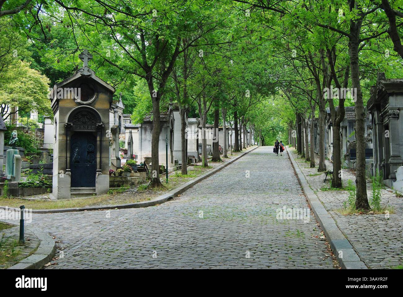 Parigi, Francia – 30 giugno 2014. Vicolo nel cimitero di Pere Lachaise a Parigi. Vista con tombe e figure non identificabili di persone. Foto Stock