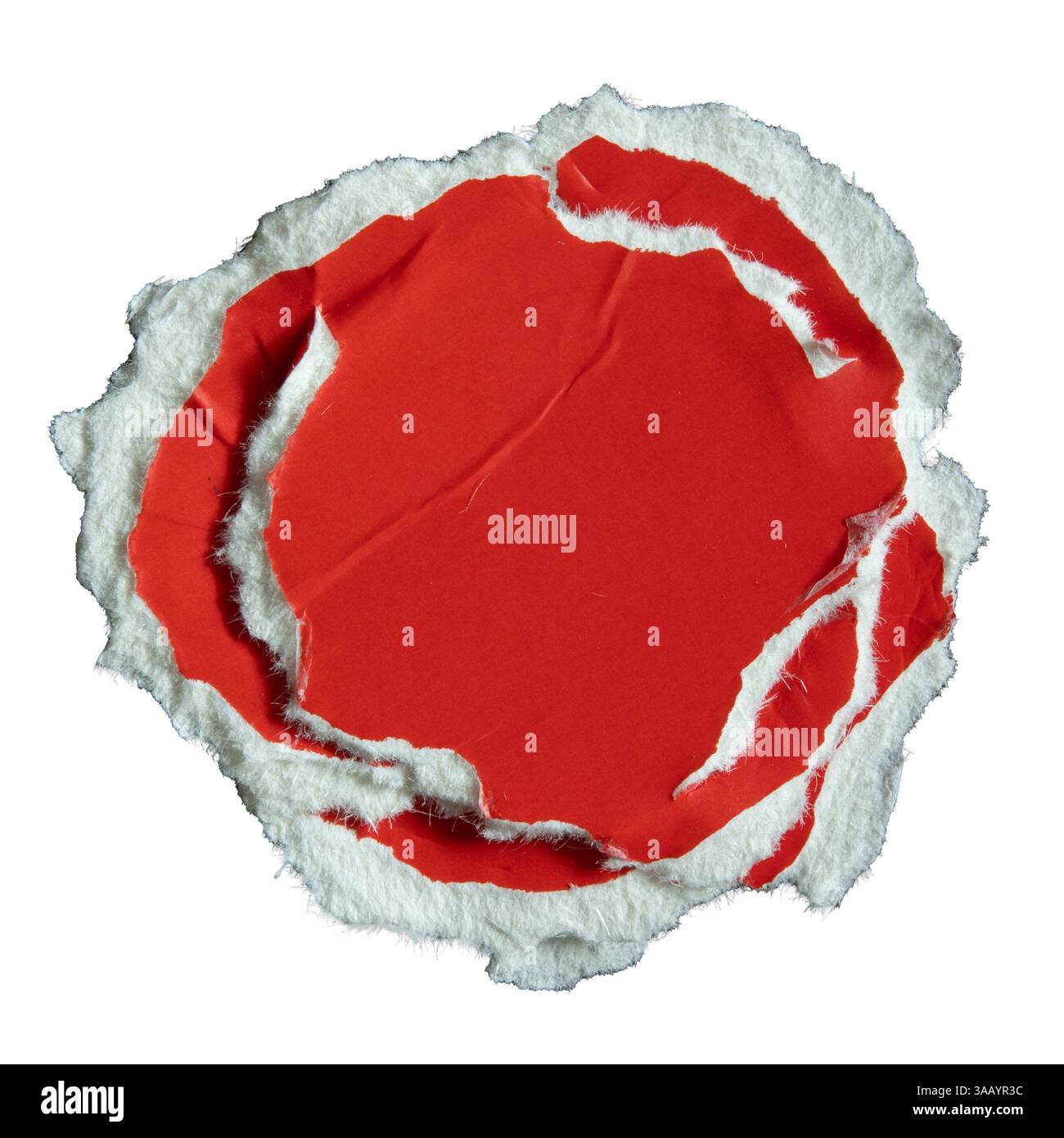 Badge circolare rosso in carta strappata su sfondo bianco con percorso di ritaglio Foto Stock
