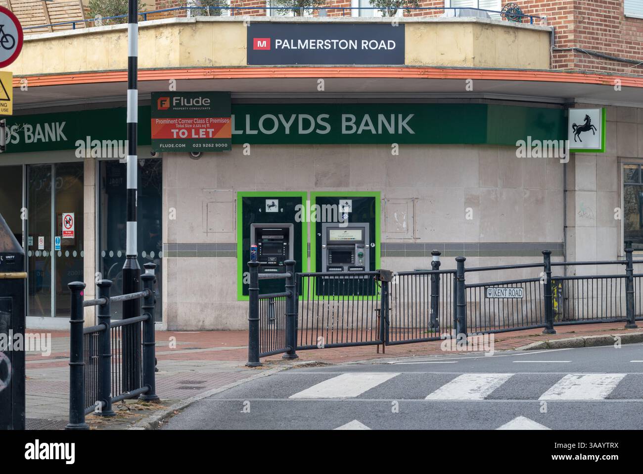 Palmerston Road, filiale di Lloyds a Portsmouth, con un da lasciare iscriversi in quanto è prevista la chiusura. Marzo 2025. Foto Stock