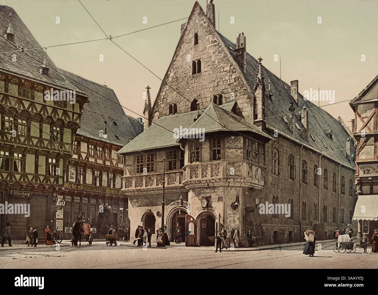 Stampa fotocromatica d'epoca del municipio (Rathaus) di Halberstadt, Germania. Foto Stock