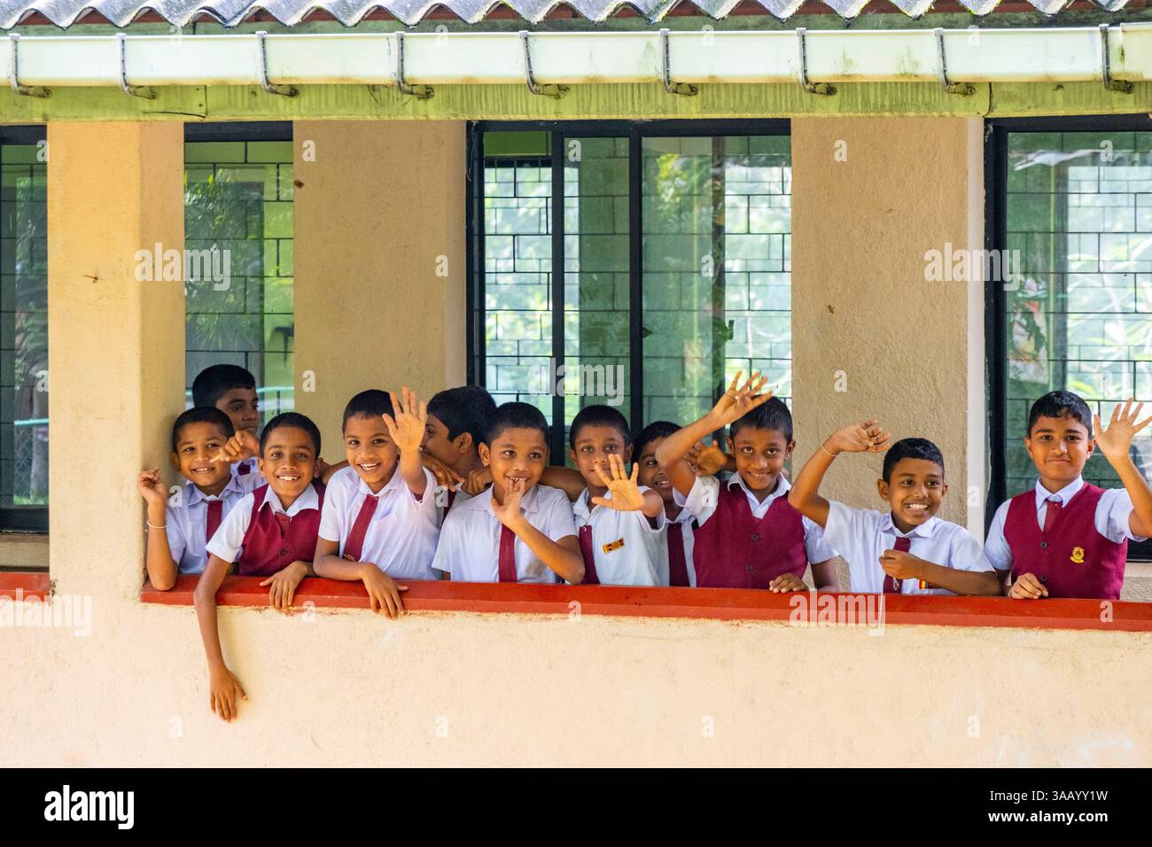 Sri Lanka, Vintage Royal Enfield Motorcycle RAID, da Wasgamuwa a Knuckles Road, scuola Foto Stock