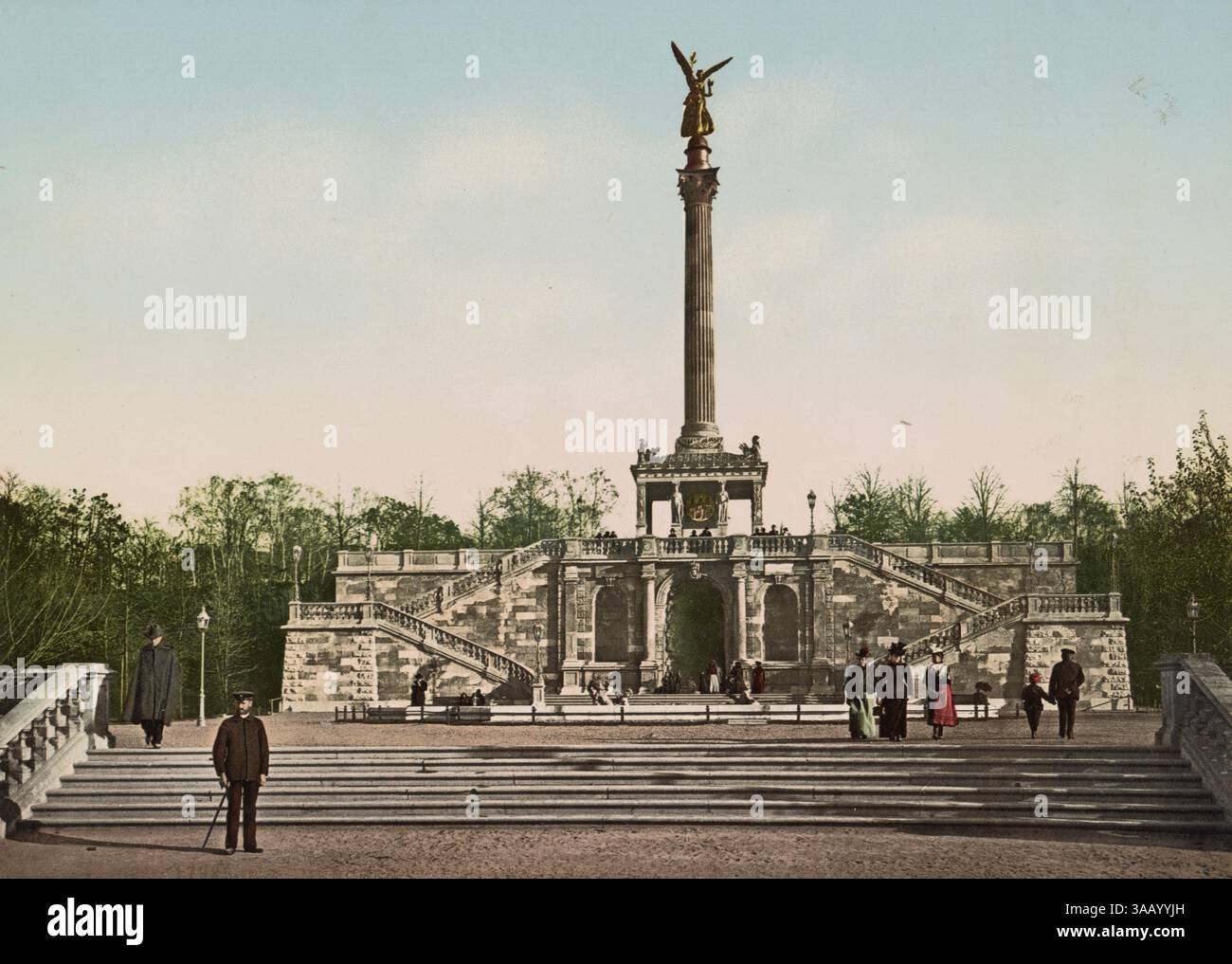Stampa fotocromatica d'epoca della terrazza del Principe Reggente con il monumento dell'Angelo della Pace a Monaco, Germania. Foto Stock
