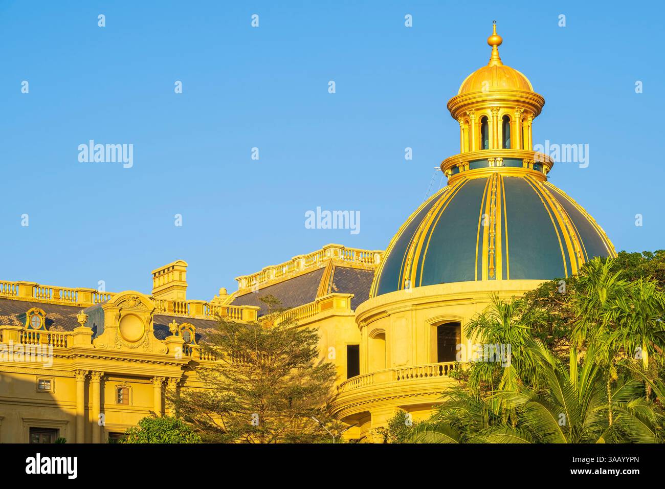 Laos, provincia di Champasak, Pakse, residenza in stile secondo Impero sulle rive del fiume Mekong Foto Stock