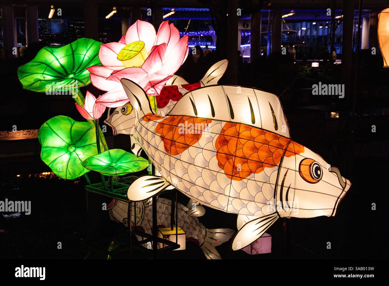 Sculture in carta realizzate dal Maestro Mo Cheuk-kei che celebrano il Capodanno cinese alla Sinfonia delle luci accanto al Victoria Harbour, Kowloon, Hong Kong Foto Stock