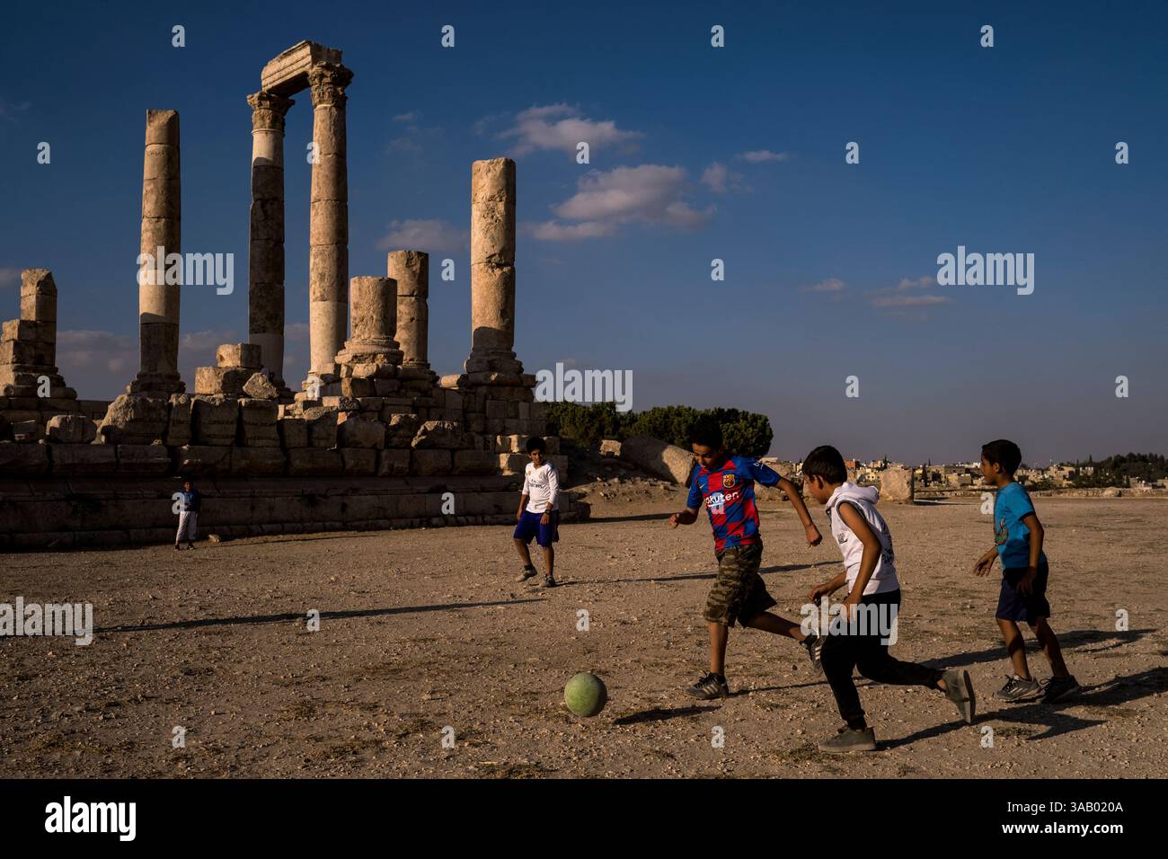 AMMAN, GIORDANIA - 10 SETTEMBRE 2021: I bambini giocano a calcio nella Cittadella di Amman. CREDITO: Daniel Rodrigues Foto Stock