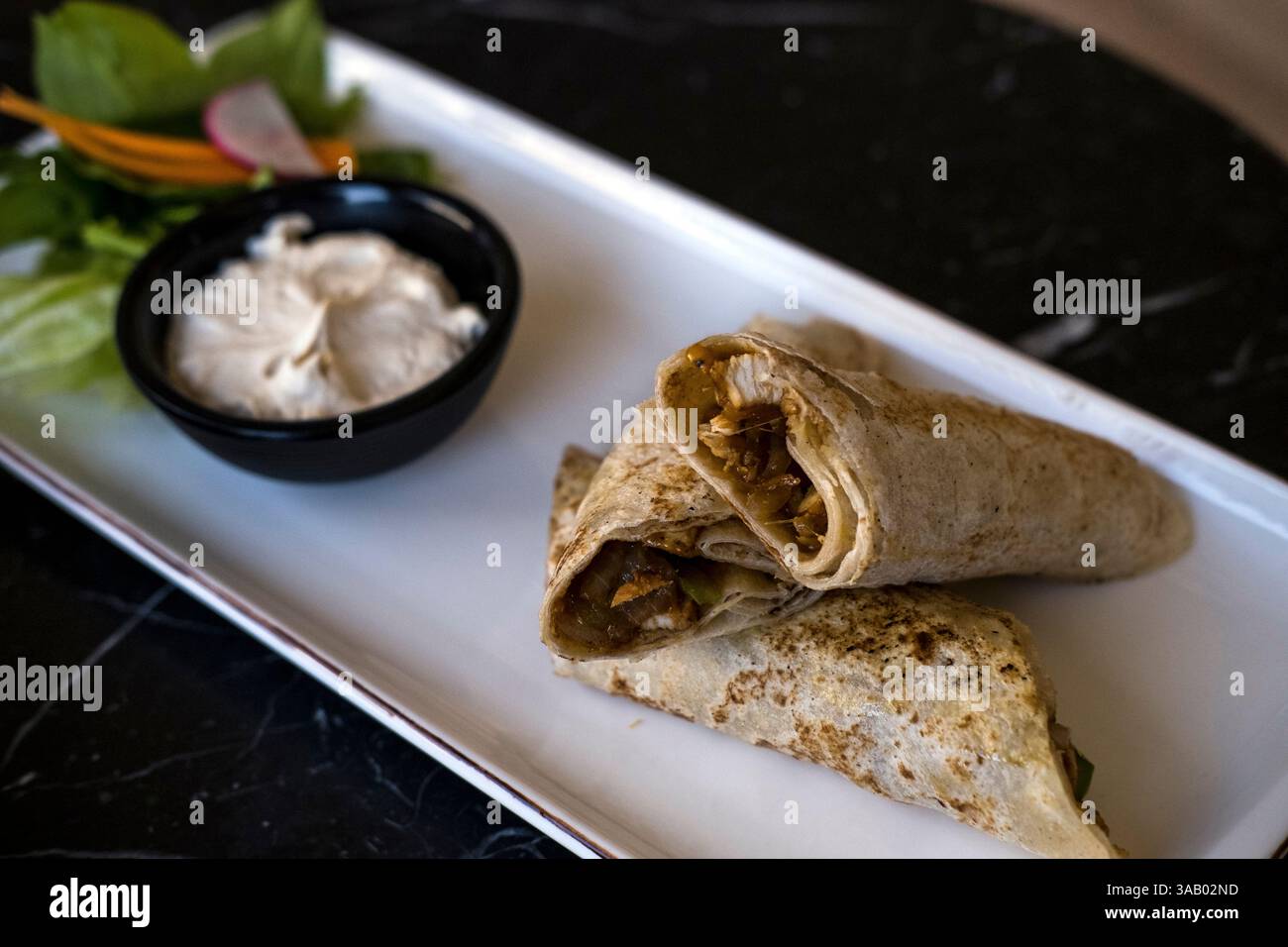 AMMAN, GIORDANIA - 10 SETTEMBRE 2021: Jordan Chicken Wrap al centro Wild Jordan. CREDITO: Daniel Rodrigues Foto Stock