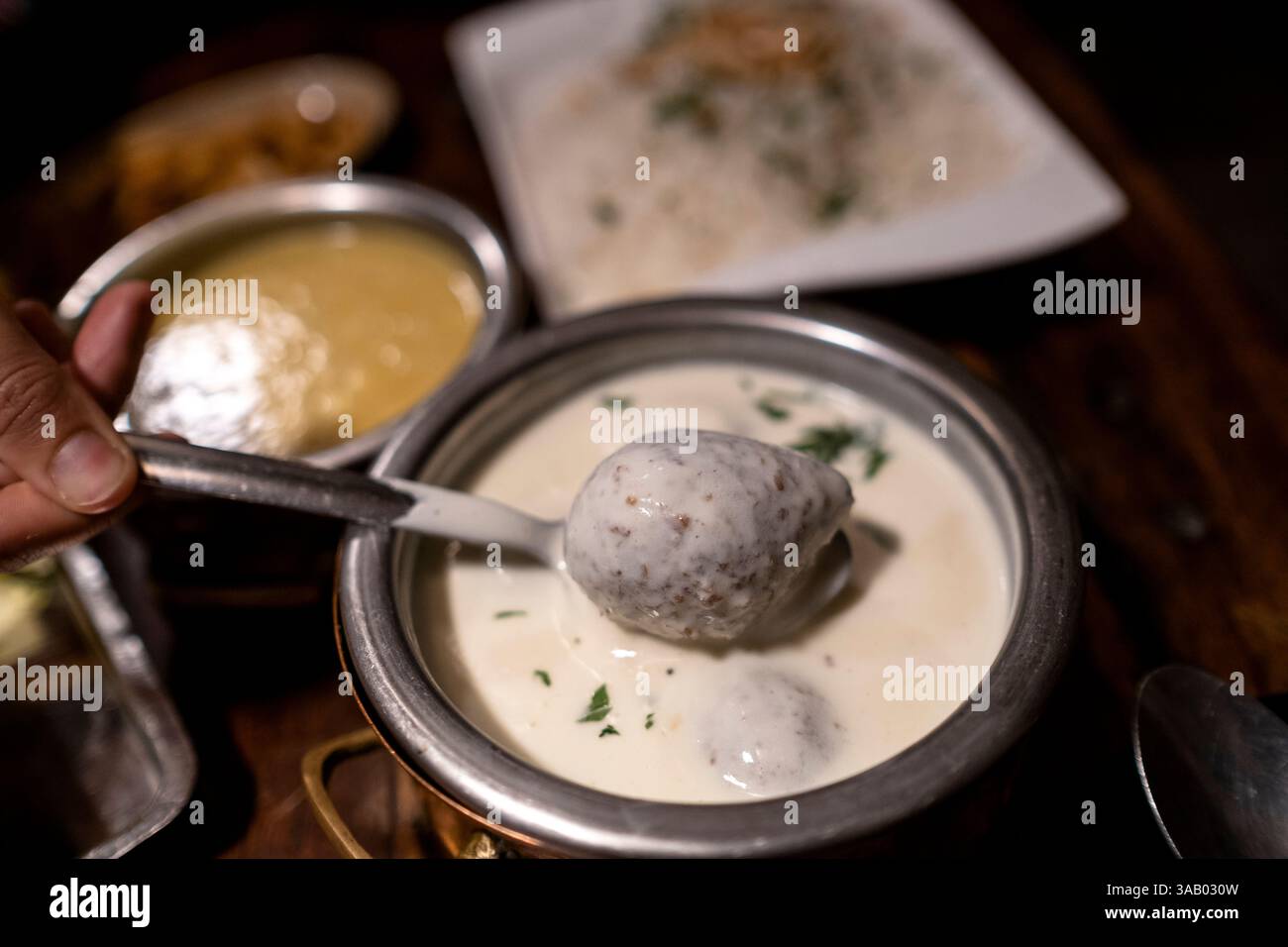 AMMAN, GIORDANIA - 10 SETTEMBRE 2021: Yogurt Kubbeh con riso bianco al Jafra Café. CREDITO: Daniel Rodrigues Foto Stock