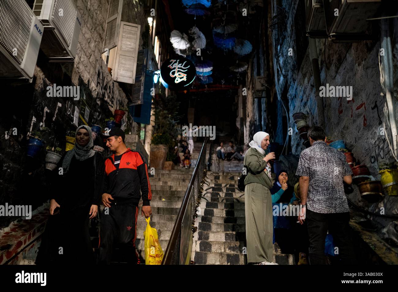 AMMAN, GIORDANIA - 10 SETTEMBRE 2021: Vita notturna per le strade di Amman. CREDITO: Daniel Rodrigues Foto Stock