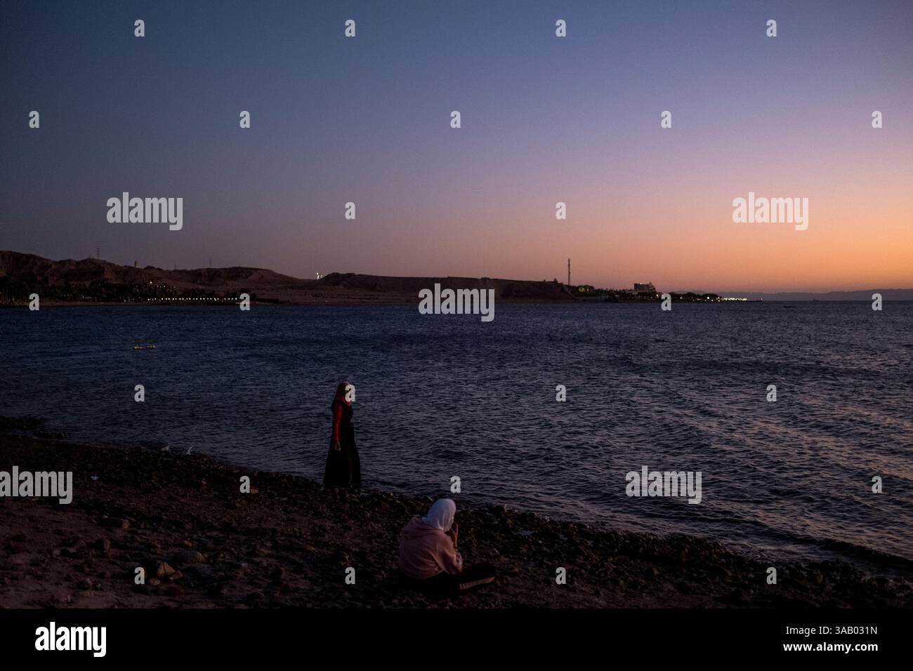 SOUTH BEACH JORDAN - 10 SETTEMBRE 2021: Donne di fronte al Mar Rosso all'hotel Grand Tala Bay Resort. CREDITO: Daniel Rodrigues Foto Stock