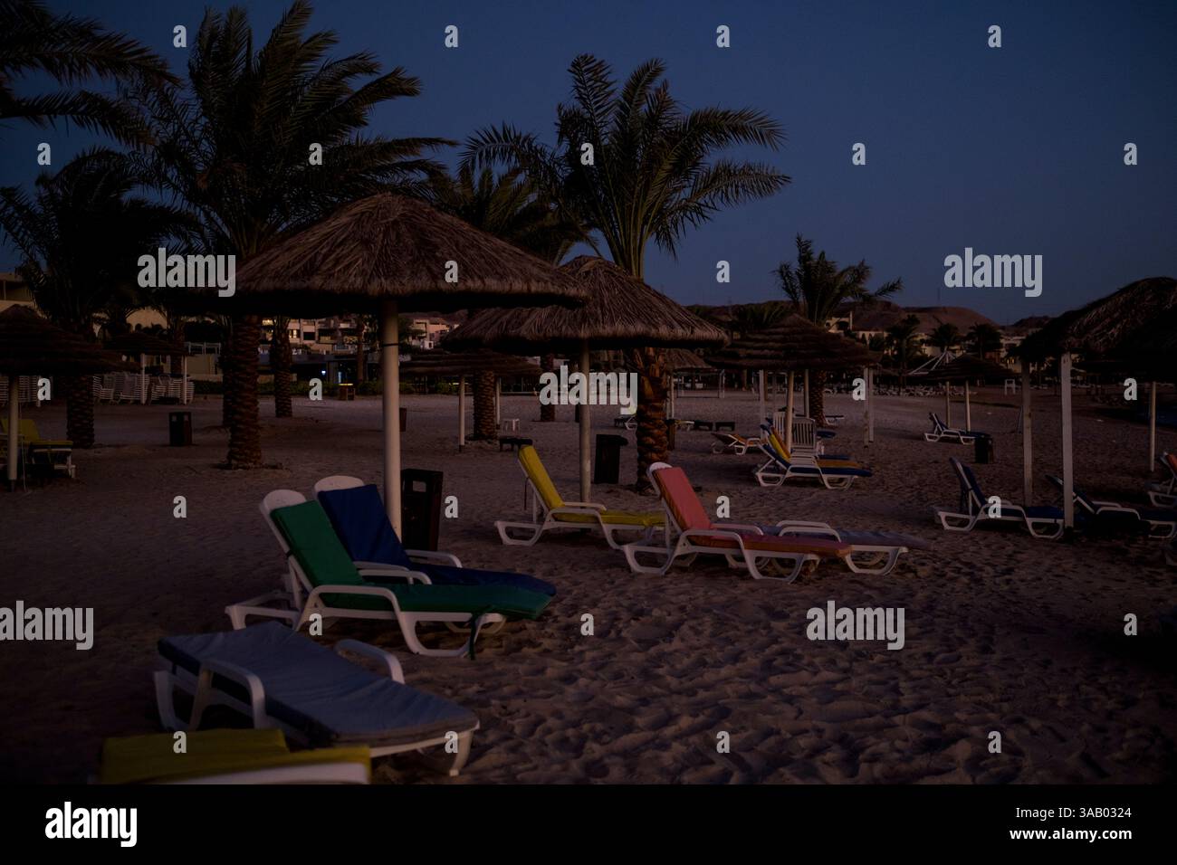 SOUTH BEACH JORDAN - 10 SETTEMBRE 2021: Spiaggia vuota nell'hotel Grand Tala Bay Resort. CREDITO: Daniel Rodrigues Foto Stock