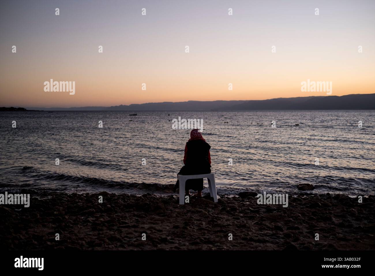SOUTH BEACH JORDAN - 10 SETTEMBRE 2021: Donna di fronte al Mar Rosso all'hotel Grand Tala Bay Resort. CREDITO: Daniel Rodrigues Foto Stock