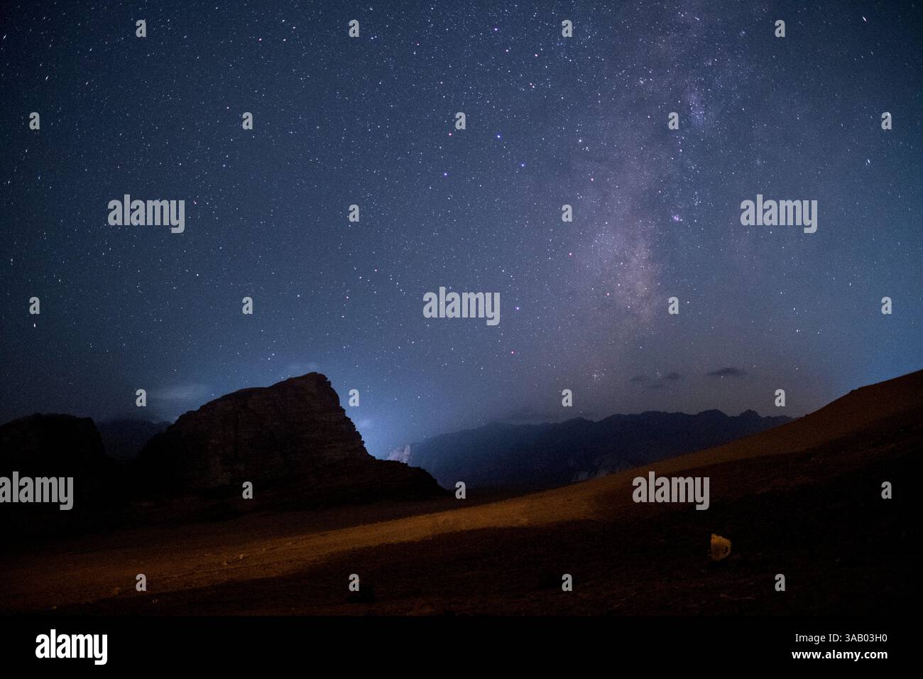 WADI RUM, GIORDANIA - 10 SETTEMBRE 2021: Notte stellata nel deserto di Wadi Rum. CREDITO: Daniel Rodrigues Foto Stock