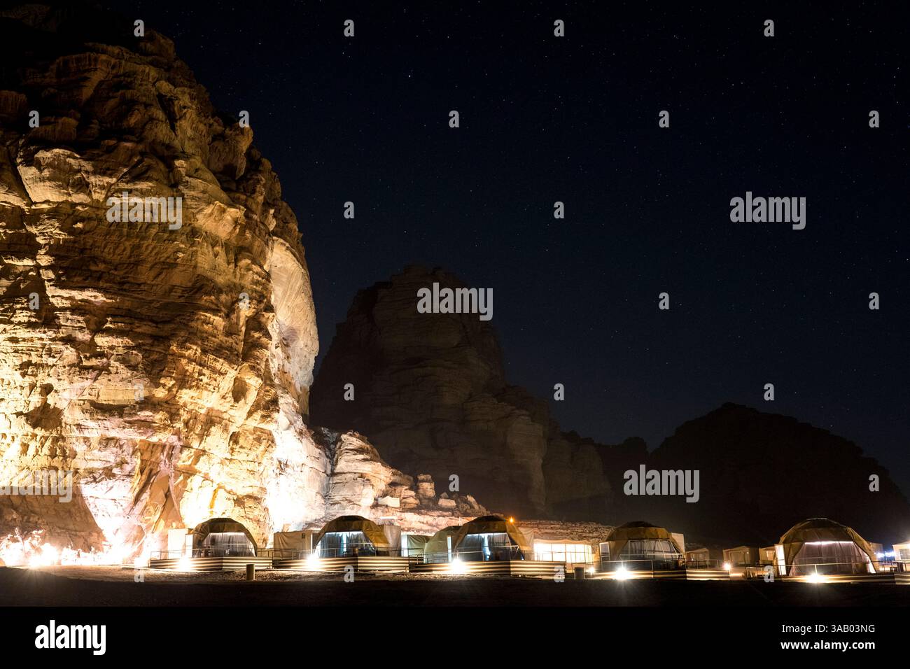 WADI RUM, GIORDANIA - 10 SETTEMBRE 2021: Zenia Luxury Desert Lodge nel deserto di Wadi Rum. CREDITO: Daniel Rodrigues Foto Stock