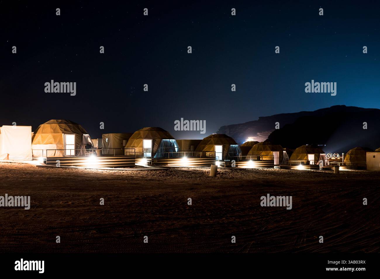 WADI RUM, GIORDANIA - 10 SETTEMBRE 2021: Zenia Luxury Desert Lodge nel deserto di Wadi Rum. CREDITO: Daniel Rodrigues Foto Stock