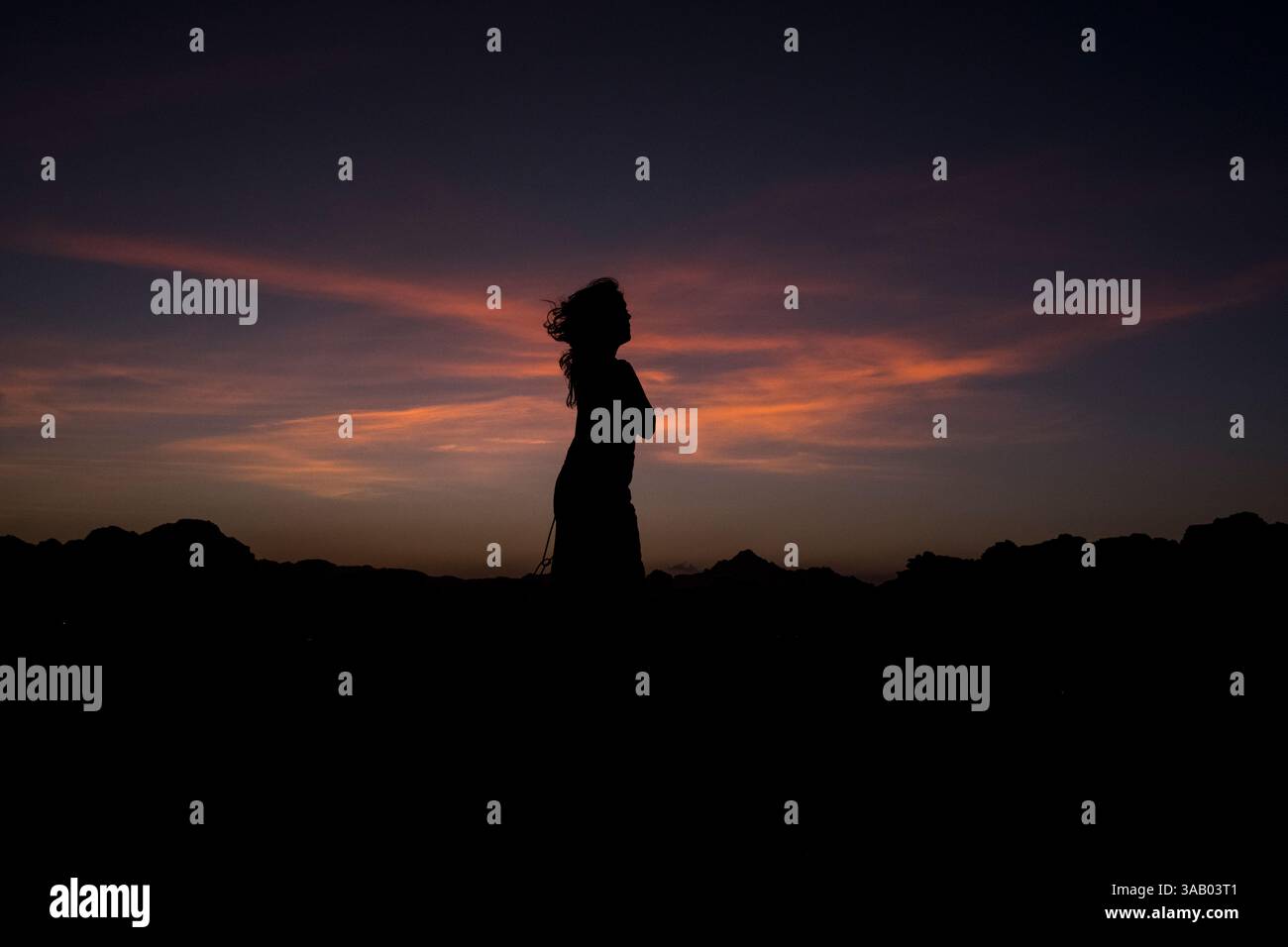WADI RUM, GIORDANIA - 10 SETTEMBRE 2021: Fatinha al tramonto nel deserto di Wadi Rum. CREDITO: Daniel Rodrigues Foto Stock