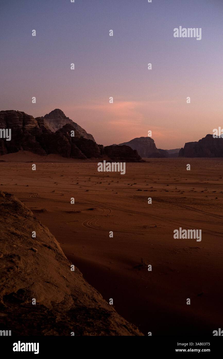 WADI RUM, GIORDANIA - 10 SETTEMBRE 2021: Deserto di Wadi Rum al tramonto. CREDITO: Daniel Rodrigues Foto Stock