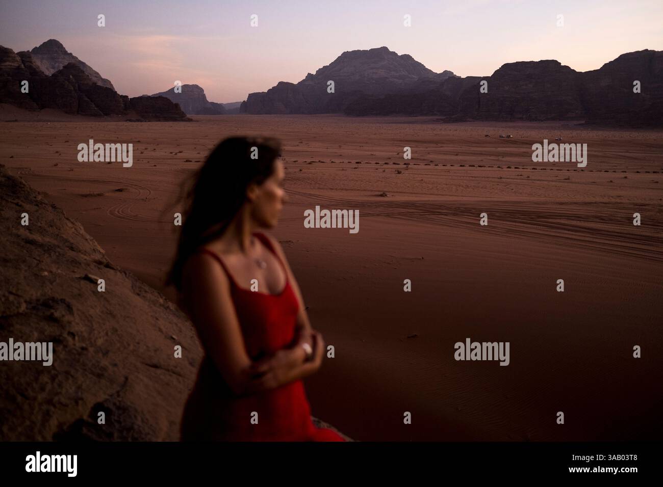 WADI RUM, GIORDANIA - 10 SETTEMBRE 2021: Fatinha al tramonto nel deserto di Wadi Rum. CREDITO: Daniel Rodrigues Foto Stock