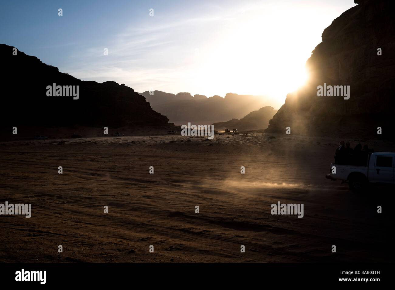 WADI RUM, GIORDANIA - 10 SETTEMBRE 2021: Jeep con turisti nel deserto del Wadi Rum. CREDITO: Daniel Rodrigues Foto Stock