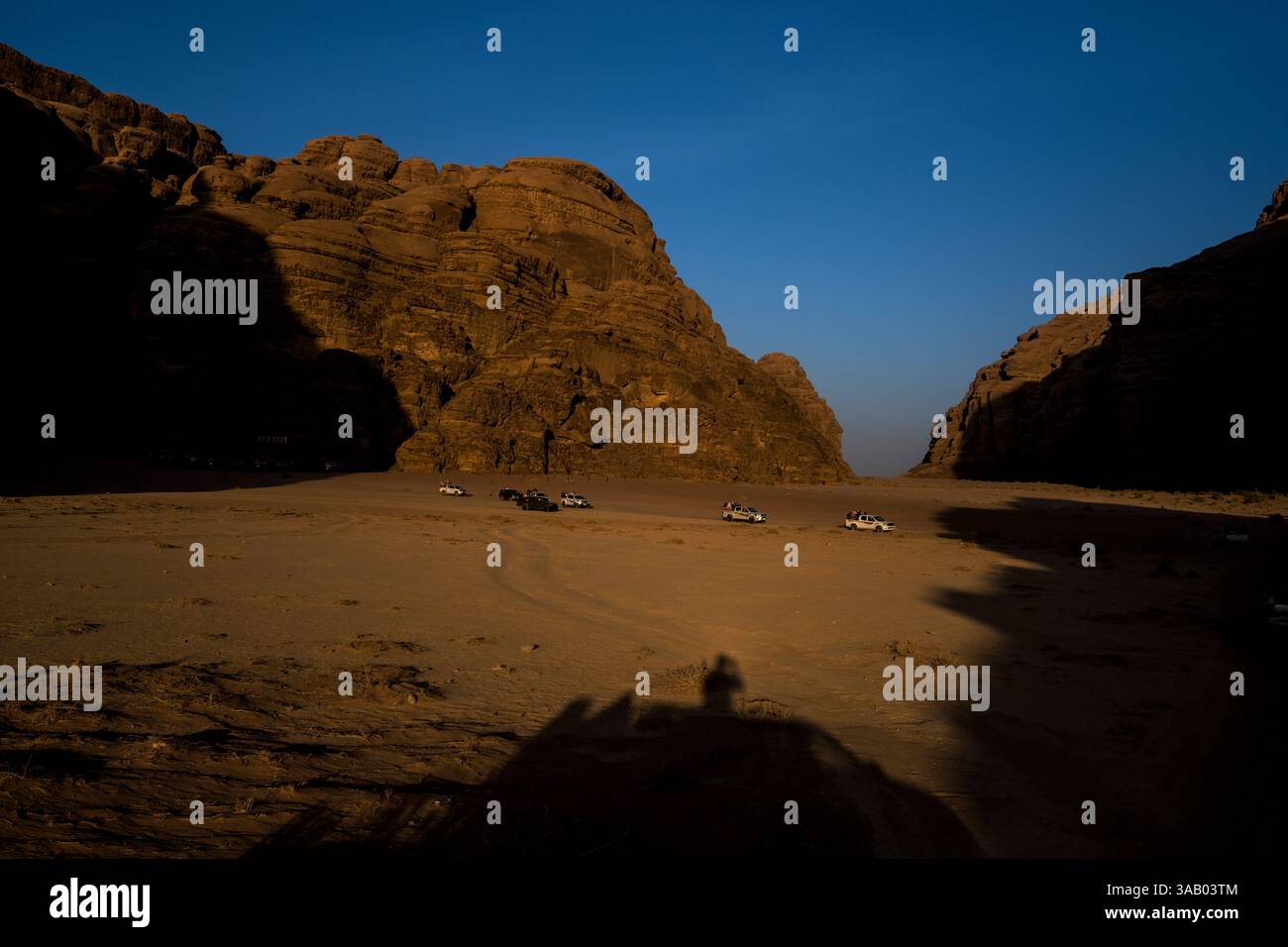 WADI RUM, GIORDANIA - 10 SETTEMBRE 2021: Jeep con turisti nel deserto del Wadi Rum. CREDITO: Daniel Rodrigues Foto Stock