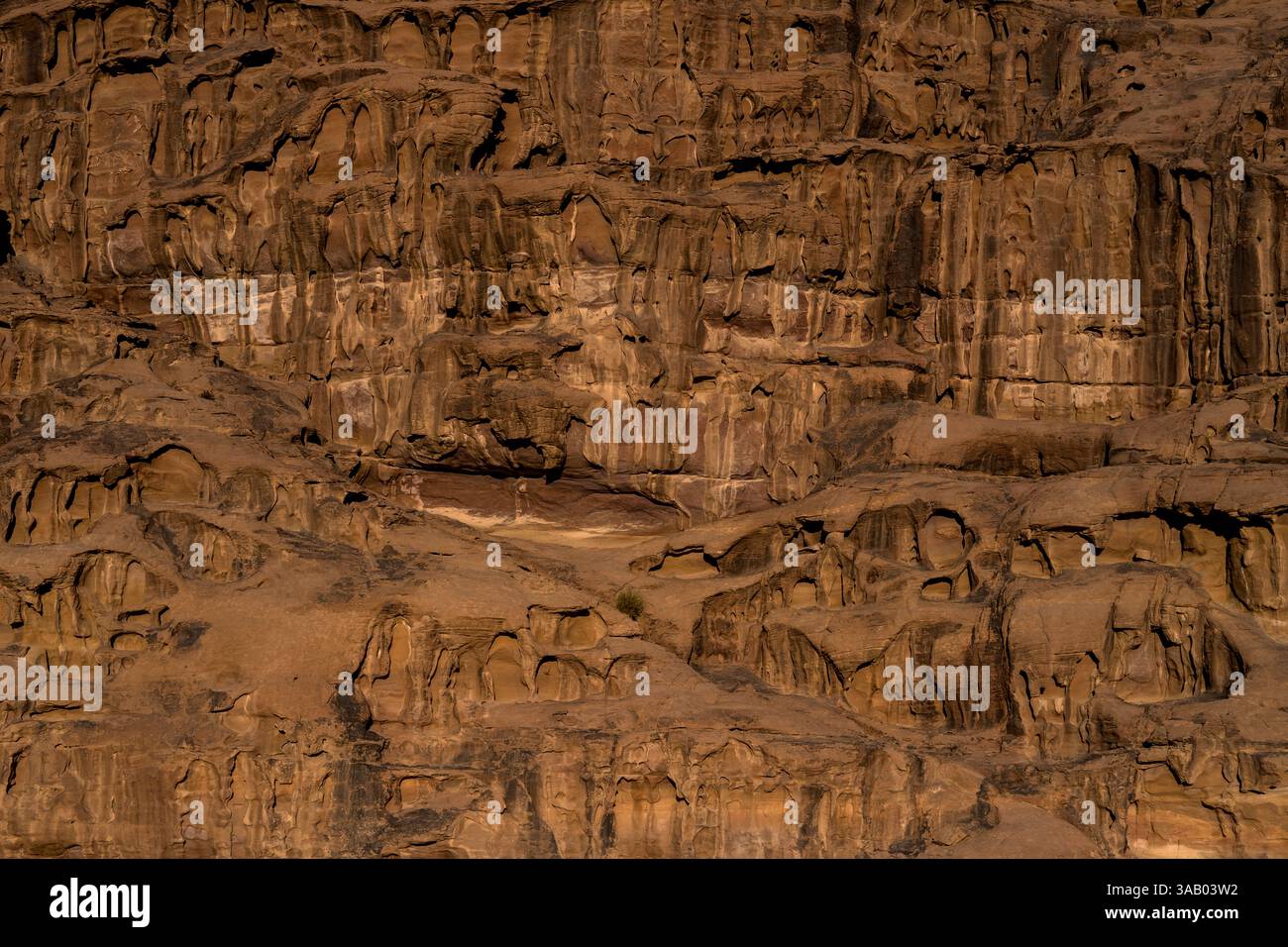 WADI RUM, GIORDANIA - 10 SETTEMBRE 2021: Parete rocciosa delle montagne del deserto di Wadi Rum, ambientazione del film marziano con Matt Damon. CREDITO: Daniel Foto Stock