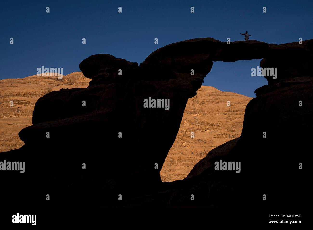 WADI RUM, GIORDANIA - 10 SETTEMBRE 2021: Um Frouth Rock Bridge nel deserto di Wadi Rum, ambientazione del film marziano con Matt Damon. CREDITO: Daniel Foto Stock