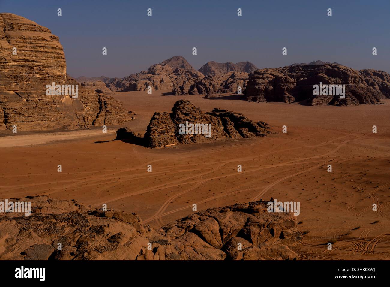 WADI RUM, GIORDANIA - 10 SETTEMBRE 2021: Vista del deserto di Wadi Rum dalla casa di Lawrence, ambientazione del film marziano con Matt Damon. CREDITO: Daniel Ro Foto Stock