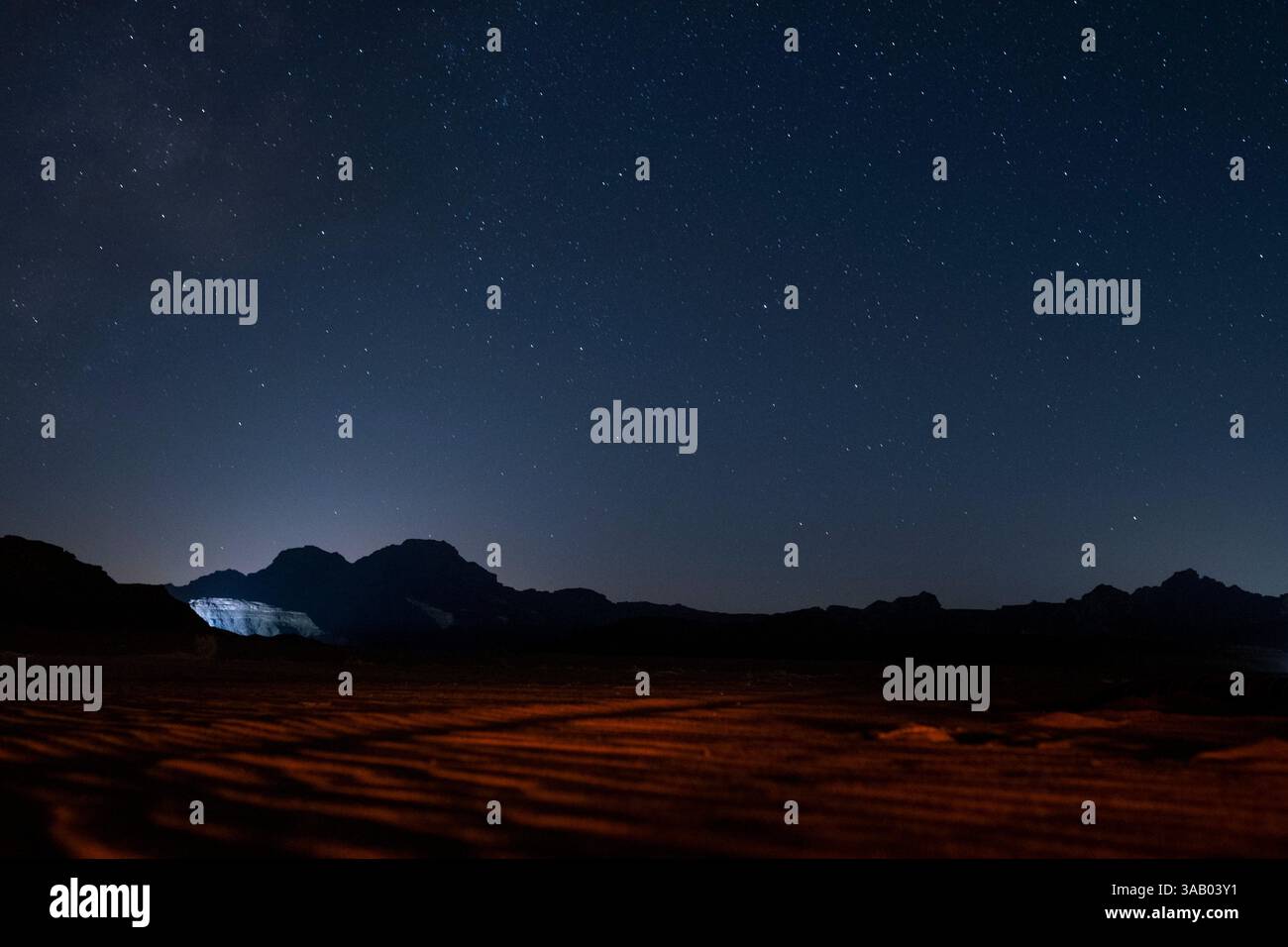 WADI RUM, GIORDANIA - 10 SETTEMBRE 2021: Notte stellata nel deserto di Wadi Rum. CREDITO: Daniel Rodrigues Foto Stock