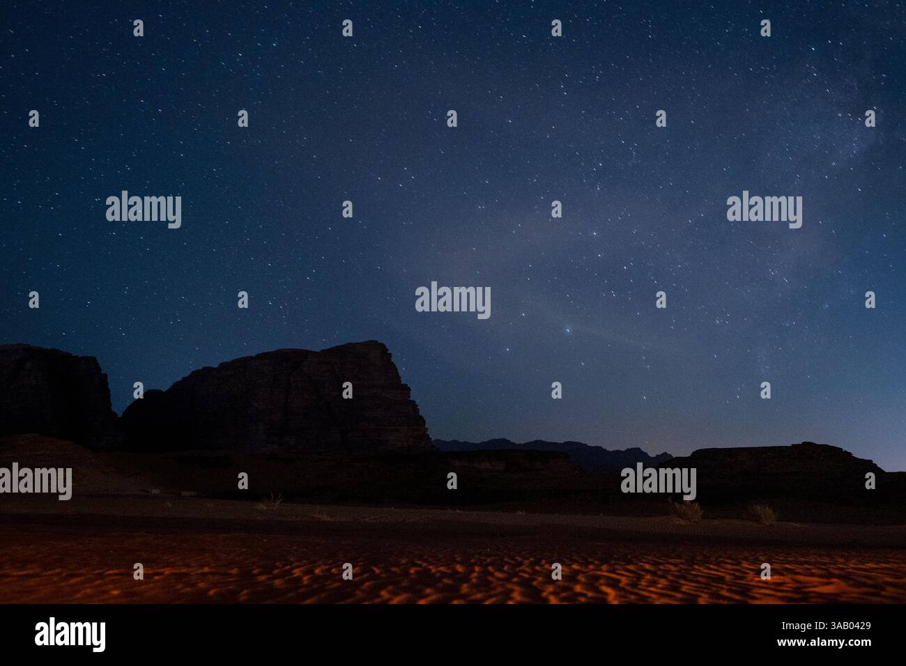 WADI RUM, GIORDANIA - 10 SETTEMBRE 2021: Notte stellata nel deserto di Wadi Rum. CREDITO: Daniel Rodrigues Foto Stock
