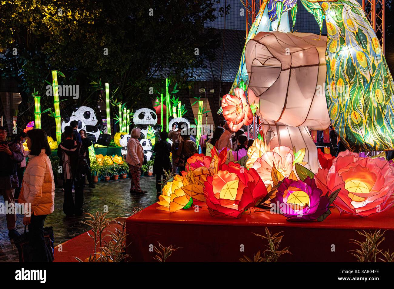 Sculture in carta realizzate dal Maestro Mo Cheuk-kei che celebrano il Capodanno cinese alla Sinfonia delle luci accanto al Victoria Harbour, Kowloon, Hong Kong Foto Stock