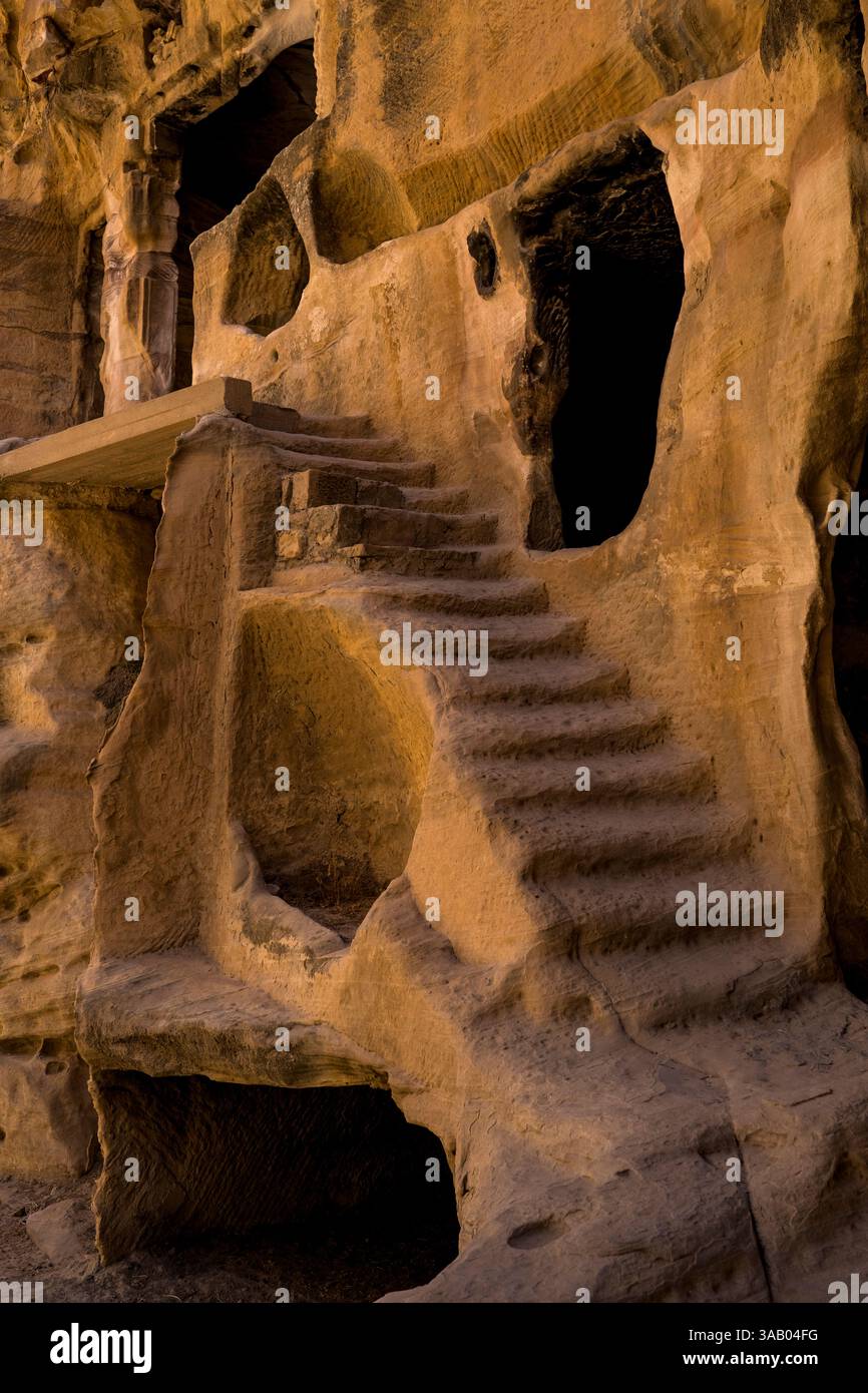 WADI MUSA, GIORDANIA - 10 SETTEMBRE 2021: Case delle piccole grotte di Petra. CREDITO: Daniel Rodrigues Foto Stock