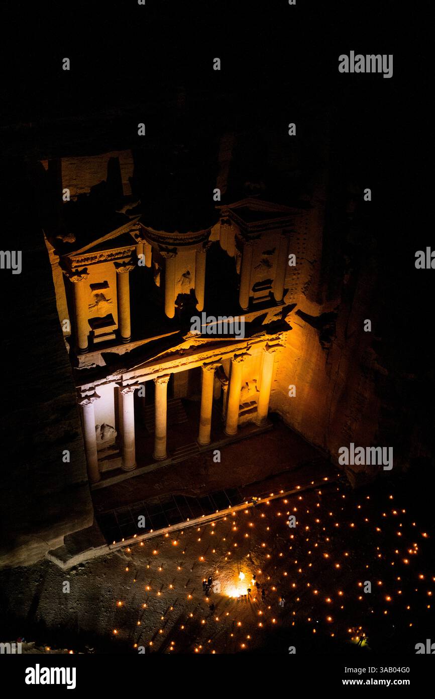 WADI MUSA, GIORDANIA - 10 SETTEMBRE 2021: Il Tesoro (al Khazna), con le candele durante la Petra di notte. CREDITO: Daniel Rodrigues Foto Stock