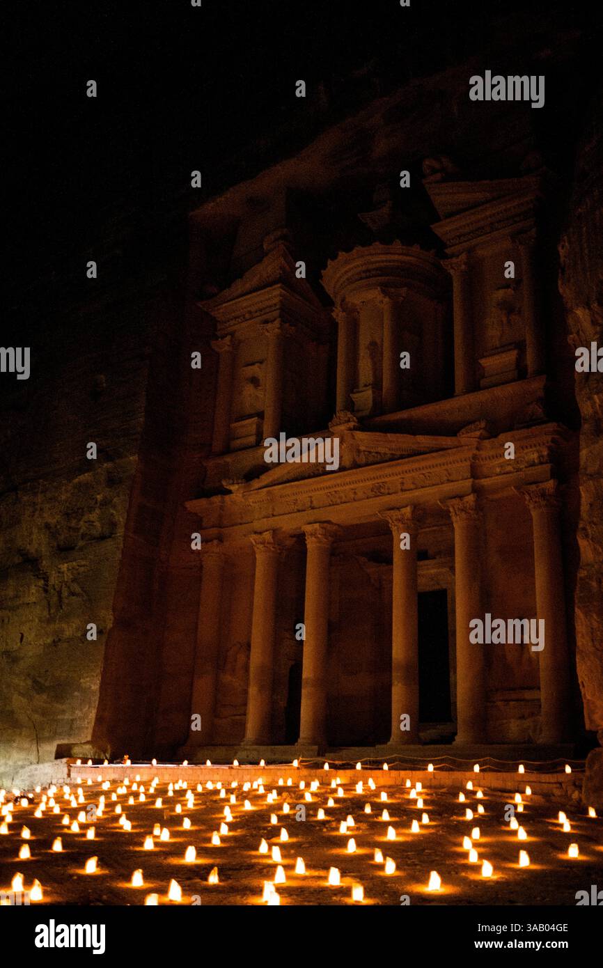WADI MUSA, GIORDANIA - 10 SETTEMBRE 2021: Il Tesoro (al Khazna), con le candele durante la Petra di notte. CREDITO: Daniel Rodrigues Foto Stock