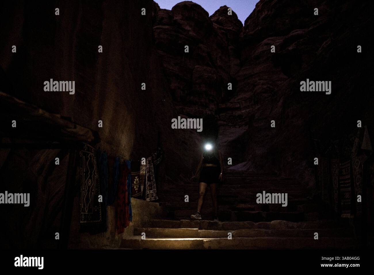 WADI MUSA, GIORDANIA - 10 SETTEMBRE 2021: Fatinha cammina di notte nel sentiero ad Deir di Petra. CREDITO: Daniel Rodrigues Foto Stock