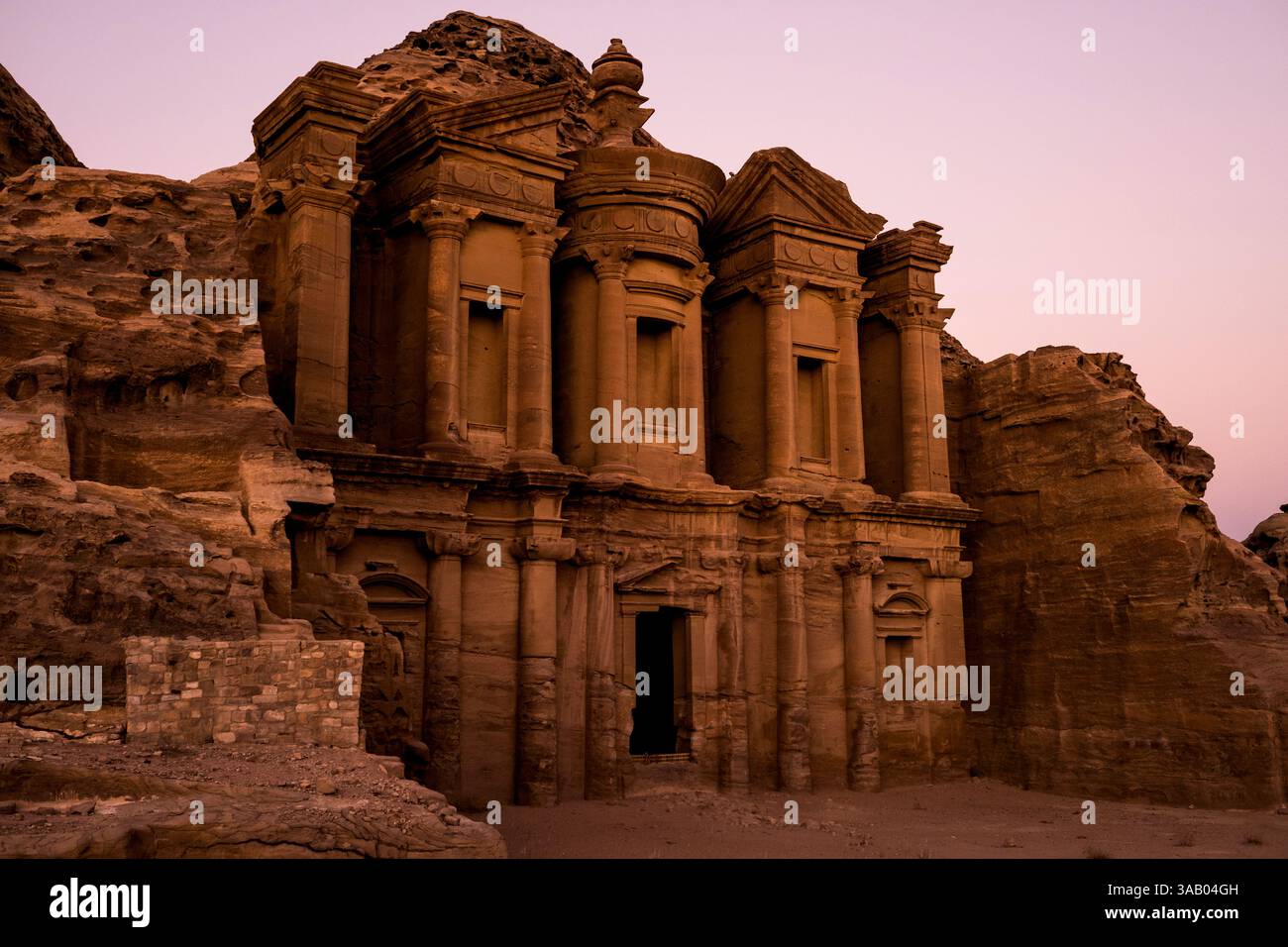 WADI MUSA, GIORDANIA - 10 SETTEMBRE 2021: Monastero di ad Deir durante il tramonto a Petra. CREDITO: Daniel Rodrigues Foto Stock