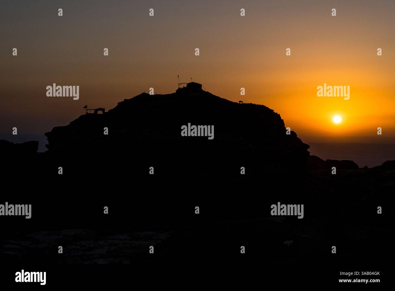 WADI MUSA, GIORDANIA - 10 SETTEMBRE 2021: Tramonto dalla cima del monastero ad Deir a Petra. CREDITO: Daniel Rodrigues Foto Stock
