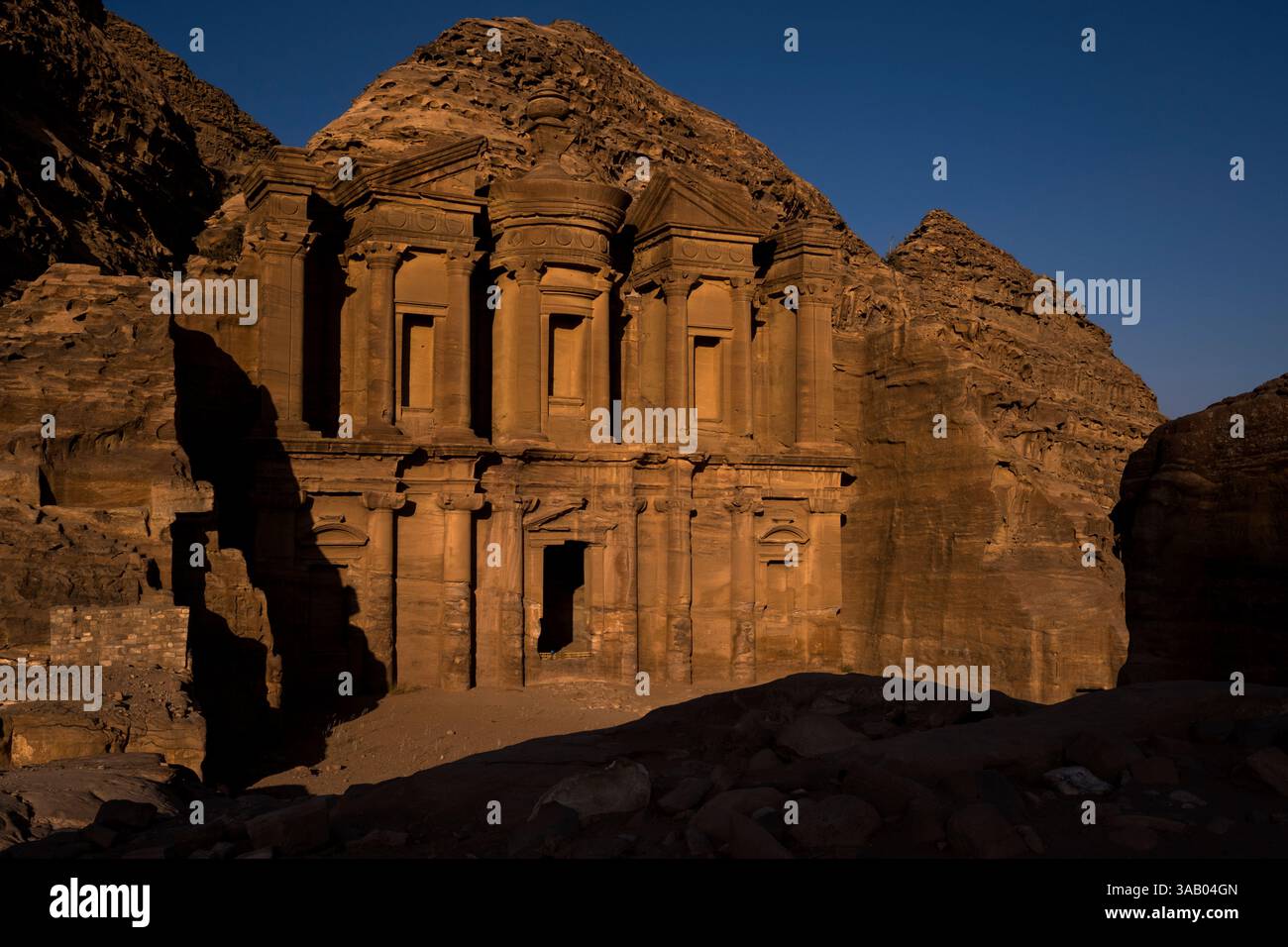 WADI MUSA, GIORDANIA - 10 SETTEMBRE 2021: Monastero di ad Deir durante il tramonto a Petra. CREDITO: Daniel Rodrigues Foto Stock