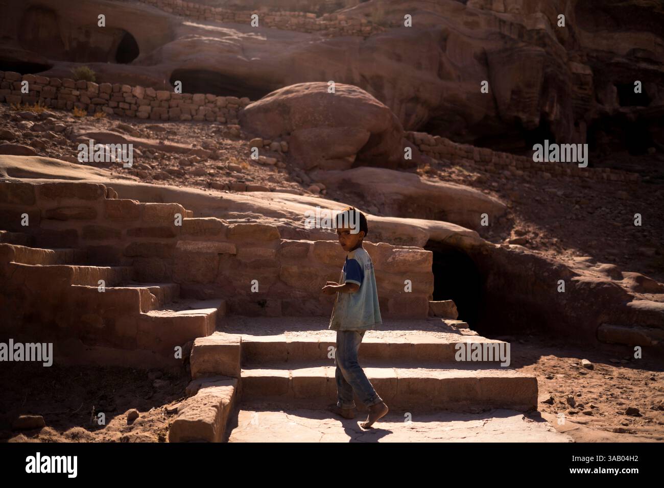 WADI MUSA, GIORDANIA - 10 SETTEMBRE 2021: Bambini beduini alle Tombe reali di Petra. CREDITO: Daniel Rodrigues Foto Stock