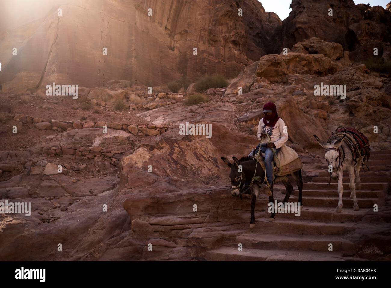 WADI MUSA, GIORDANIA - 10 SETTEMBRE 2021: Beduini con asini presso la via delle facciate di Petra. CREDITO: Daniel Rodrigues Foto Stock
