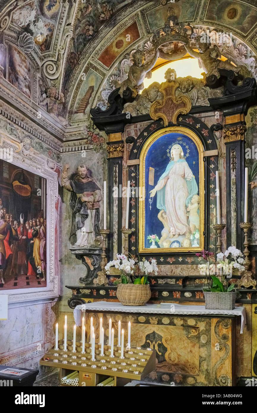 Italia, Lombardia, Lago maggiore, Isole Borromee, Isola dei pescatori o Isola superiore, all'interno della chiesa di San Vittore Foto Stock