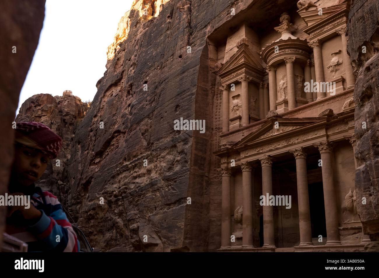WADI MUSA, GIORDANIA - 10 SETTEMBRE 2021: Beduin Kid al Tesoro di Petra. CREDITO: Daniel Rodrigues Foto Stock