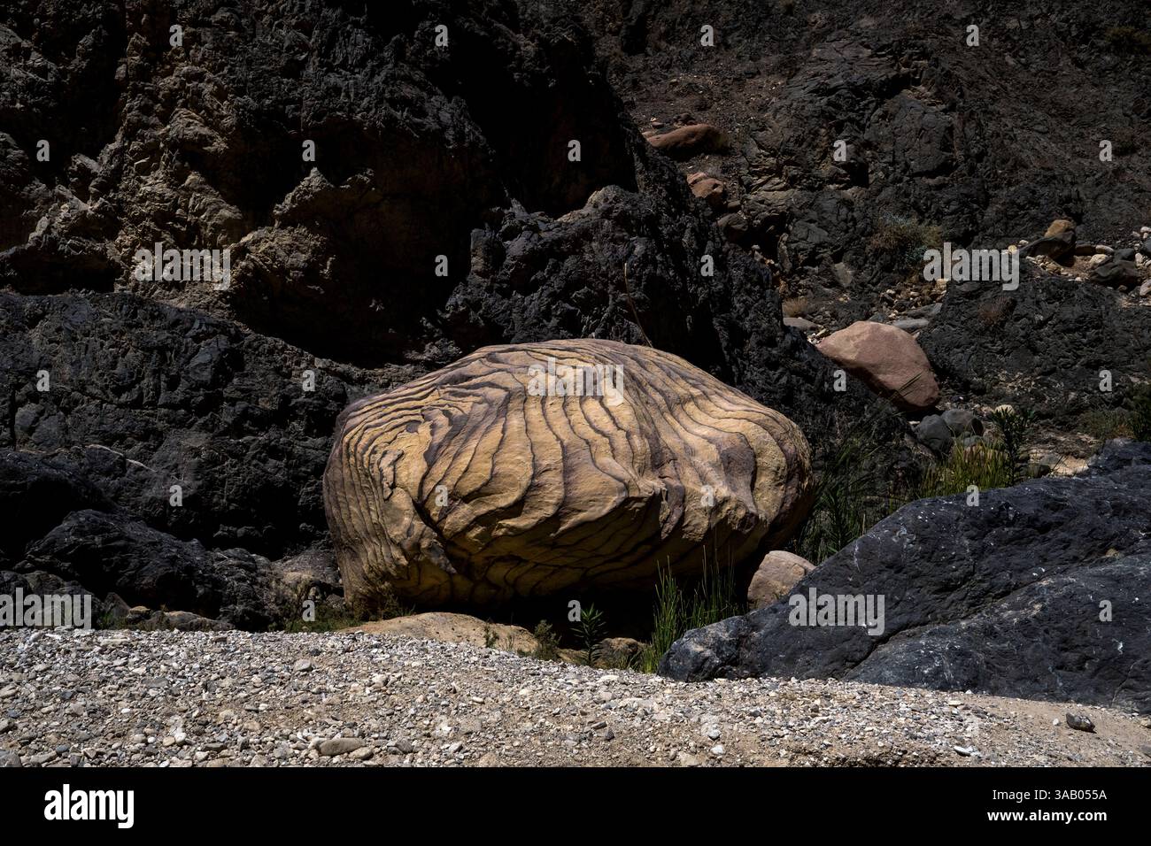 AL-MANSOURA, GIORDANIA - 10 SETTEMBRE 2021: Una roccia nelle montagne nere nel Wadi Ghuweir Trail. CREDITO: Daniel Rodrigues Foto Stock