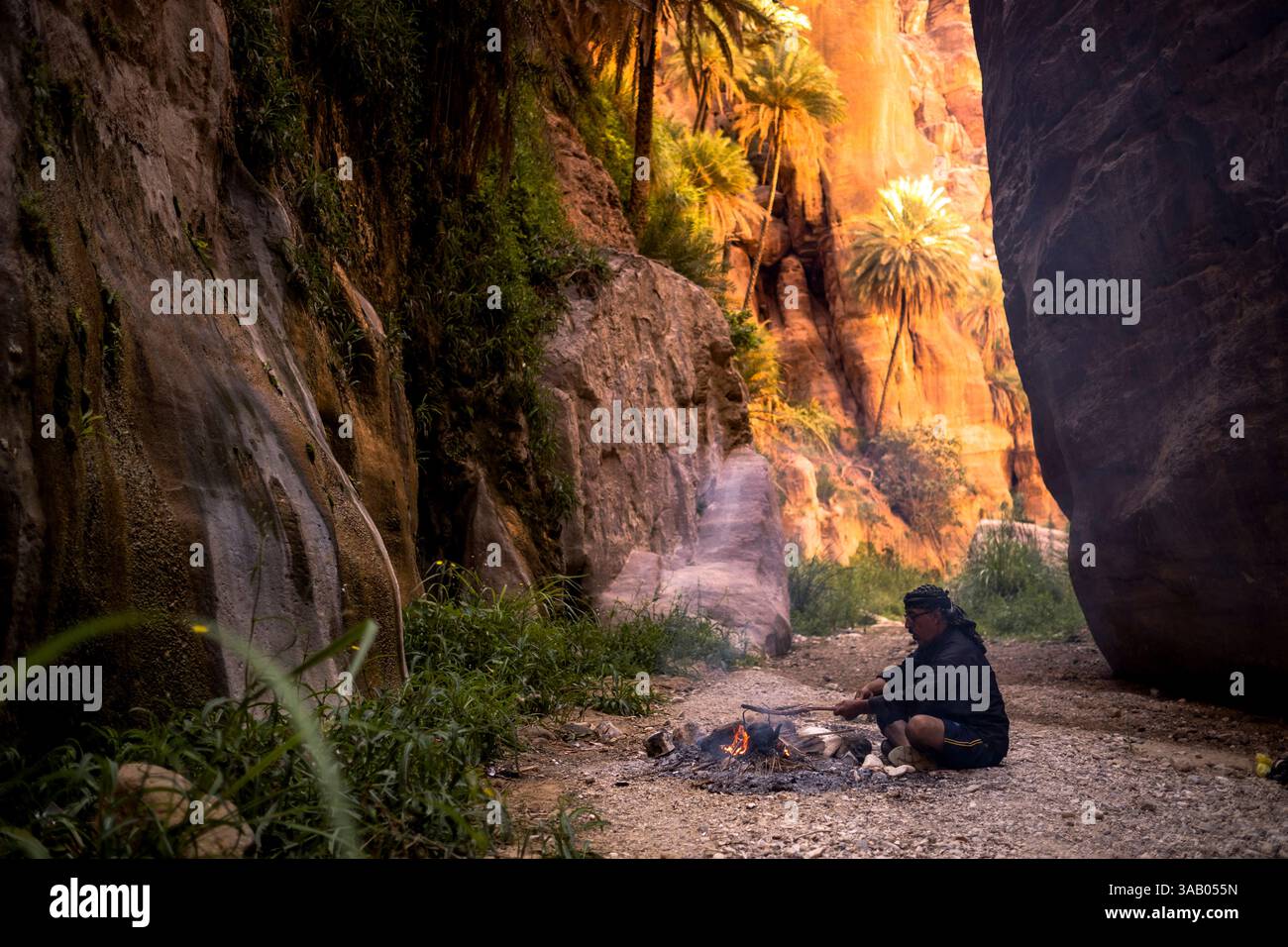 AL-MANSOURA, GIORDANIA - 10 SETTEMBRE 2021: Abu Ali prepara il tè durante il Wadi Ghuweir Trail. CREDITO: Daniel Rodrigues Foto Stock