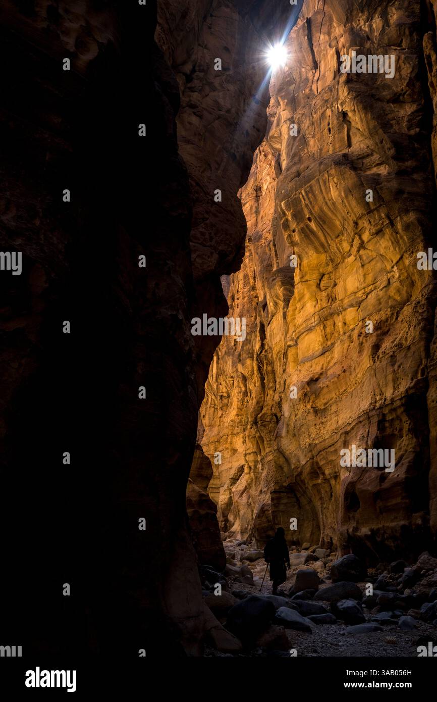 AL-MANSOURA, GIORDANIA - 10 SETTEMBRE 2021: Abu Ali nel canyon del Wadi Ghuweir Trail. CREDITO: Daniel Rodrigues Foto Stock